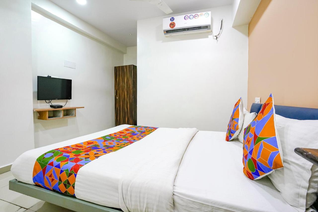 Fabexpress Blue Stone Hotell Surat Exteriör bild