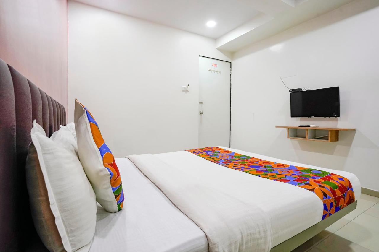 Fabexpress Blue Stone Hotell Surat Exteriör bild