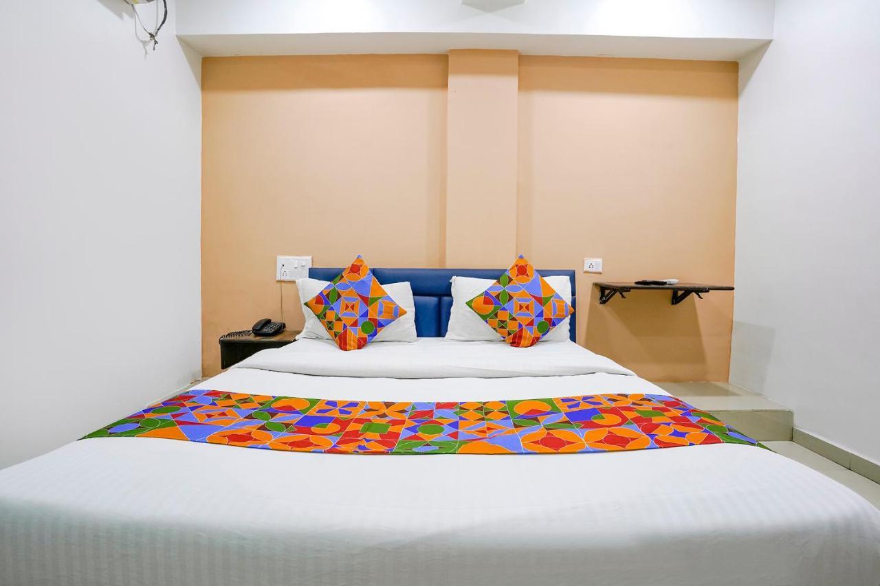 Fabexpress Blue Stone Hotell Surat Exteriör bild